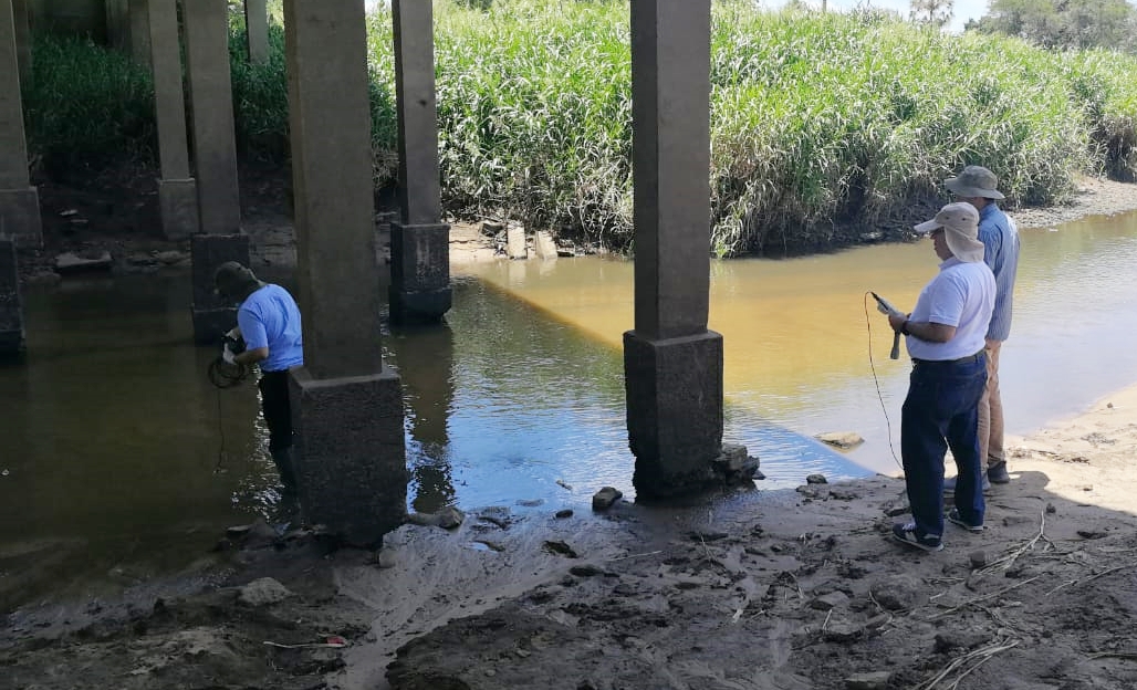 Extraen muestra de agua del Arroyo Caañabe para su análisis