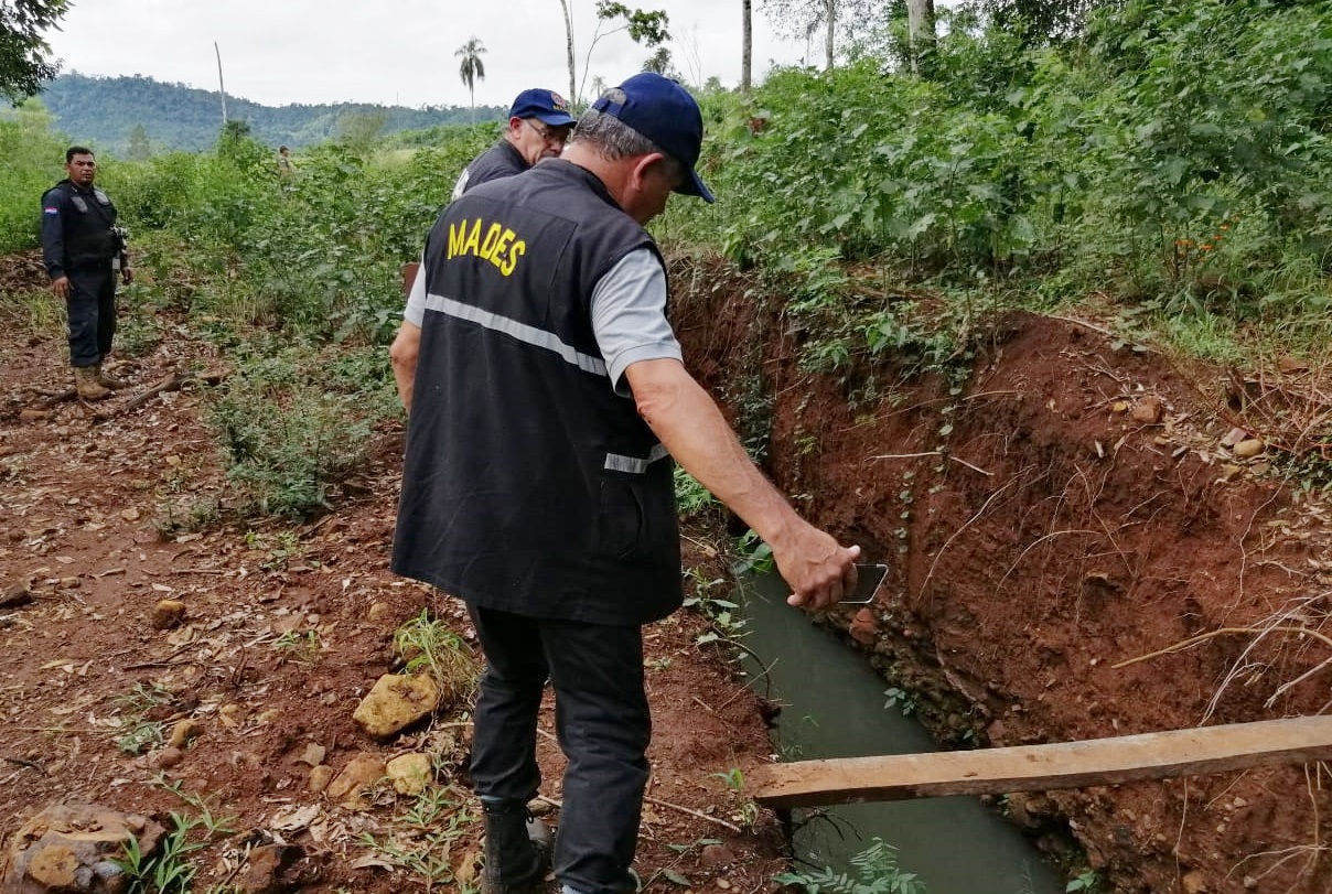 MADES constata desvío de un cauce hídrico en una propiedad en Caazapá