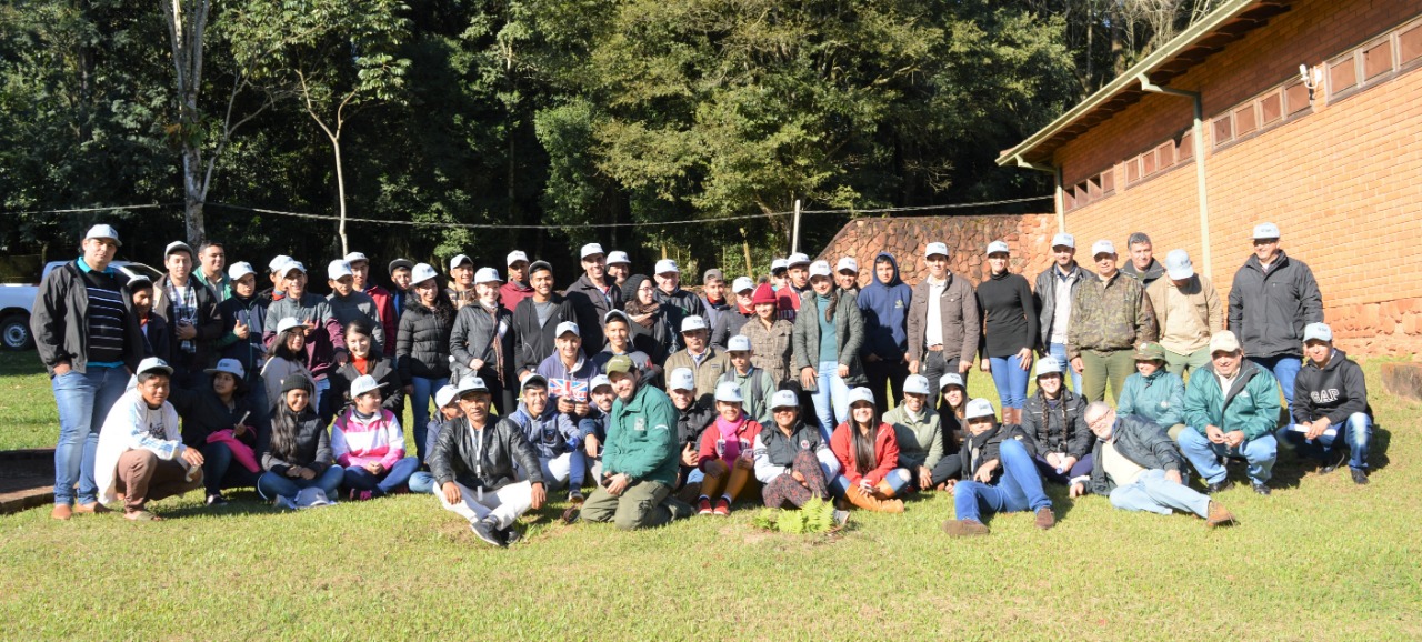 Jóvenes de Caazapá se capacitan sobre manejo de vivero forestal