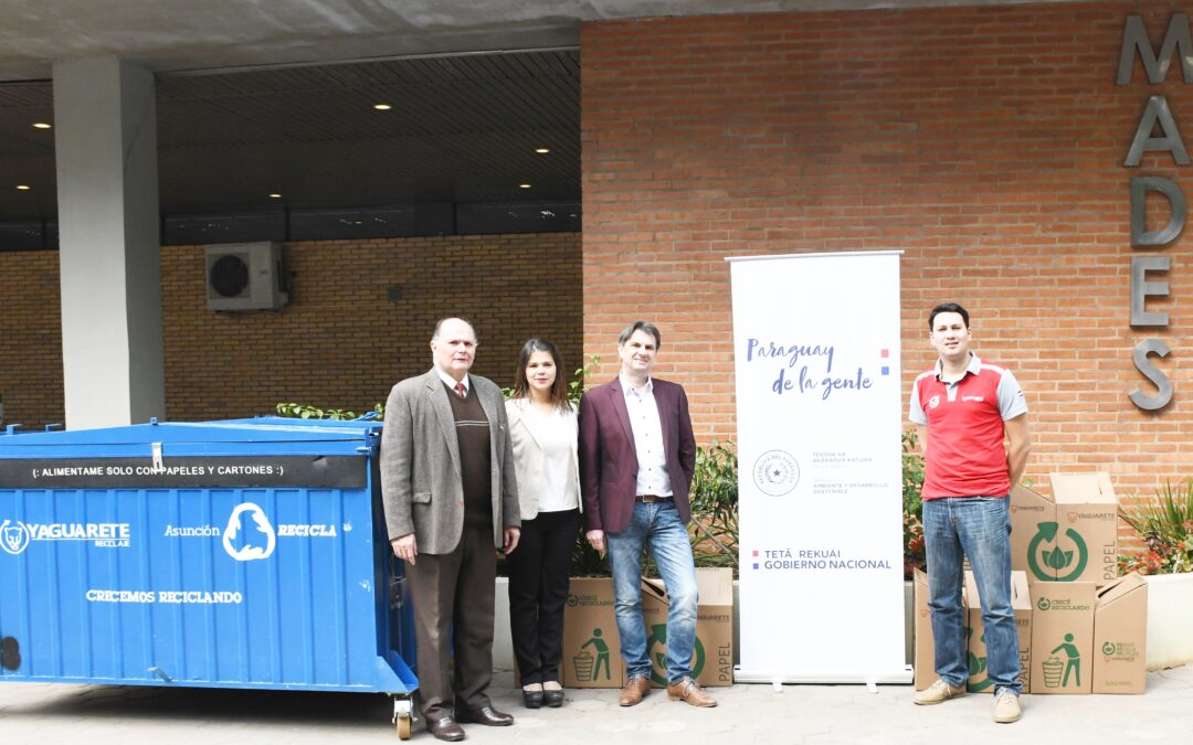 MADES recibe donación de papeleros y contenedor para papeles y cartones de la empresa Yaguarete Reciclaje