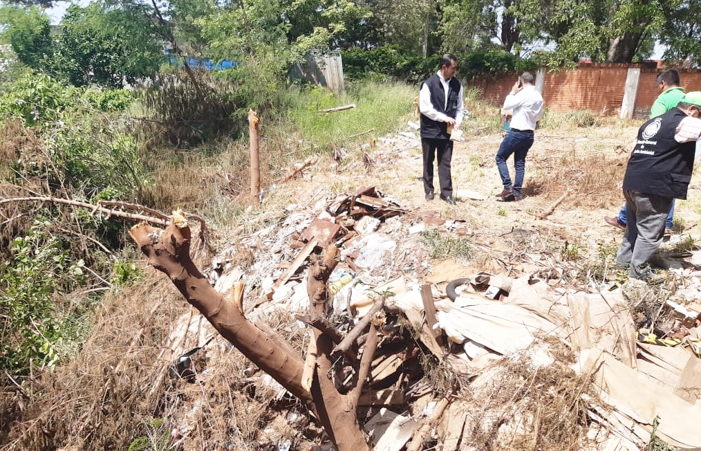 Una empresa que vertía sus efluentes en plena calle fue intervenida