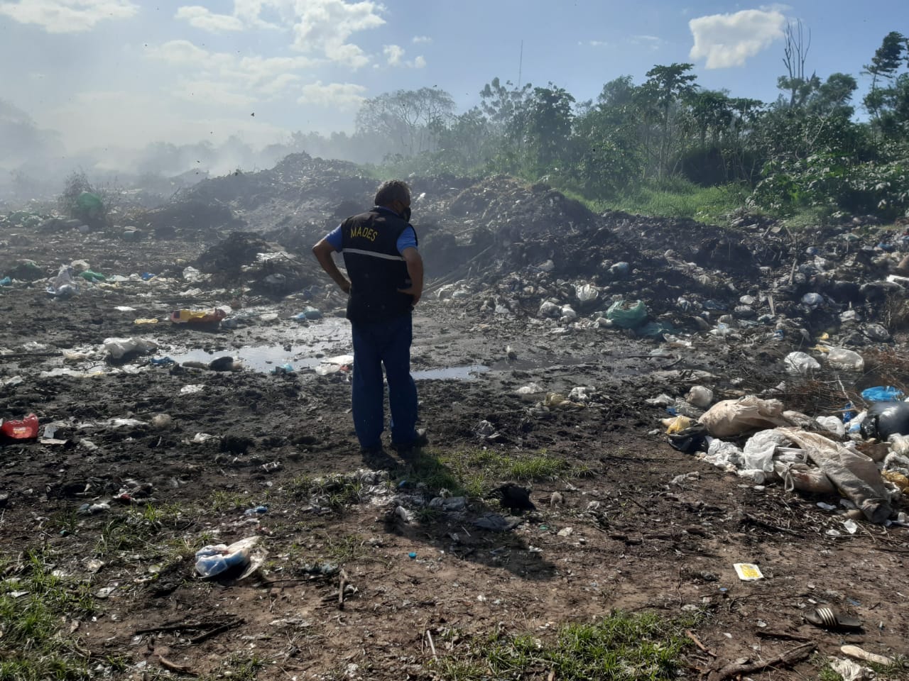 Vertedero municipal de San Pedro del Ycuamandyyú con mal manejo de los residuos sólidos y sin documentaciones
