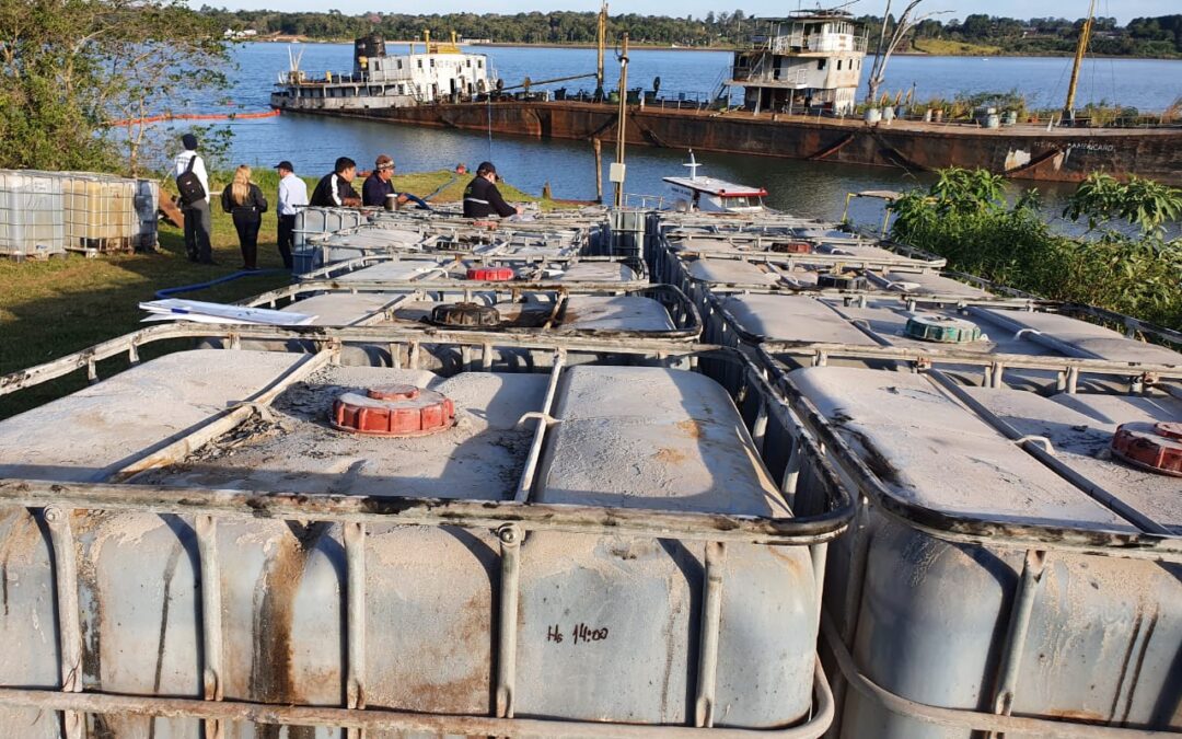 Se intensifican los trabajos para la extracción del líquido oleoso del barco varado en Itapúa
