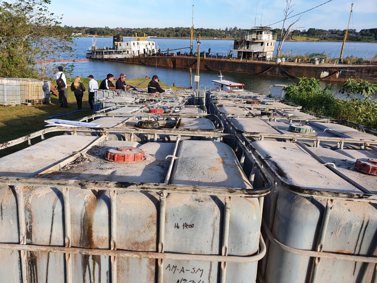 Se intensifican los trabajos para la extracción del líquido oleoso del barco varado en Itapúa