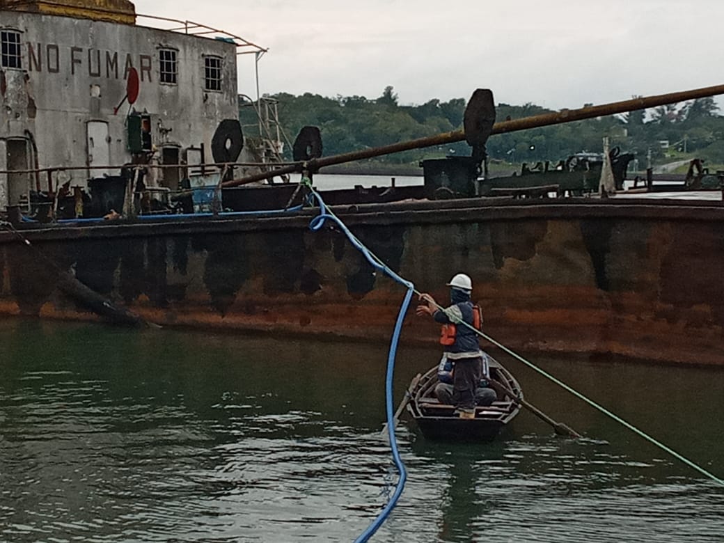 La mitad de la carga de líquido oleoso ya fue extraída de la embarcación varada en Itapúa