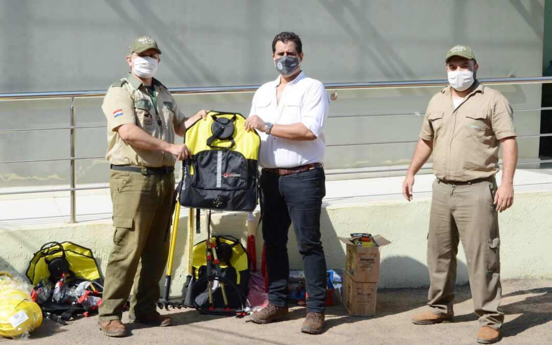 Guardaparques de Cerro Kõi y Reserva del Lago Ypacaraí recibieron elementos para el combate contra incendios