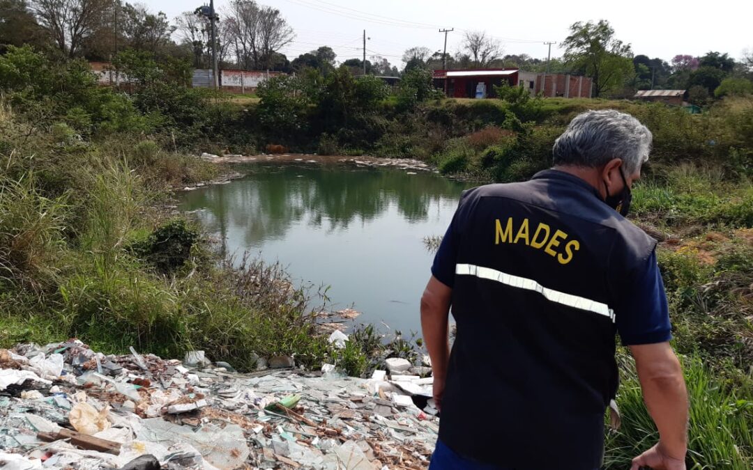 Capiatá: Mala disposición de residuos y alteración de una naciente de agua en una propiedad privada