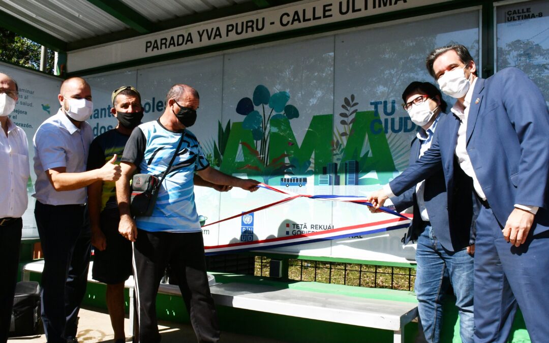 Inauguran modernos refugios para pasajeros del transporte público