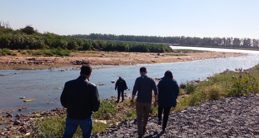 Verifican denuncia de supuesto derrame de efluentes en el Arroyo Mburicaó
