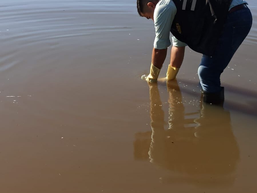 Toman muestras de río Tebicuary en zona de Villa Florida