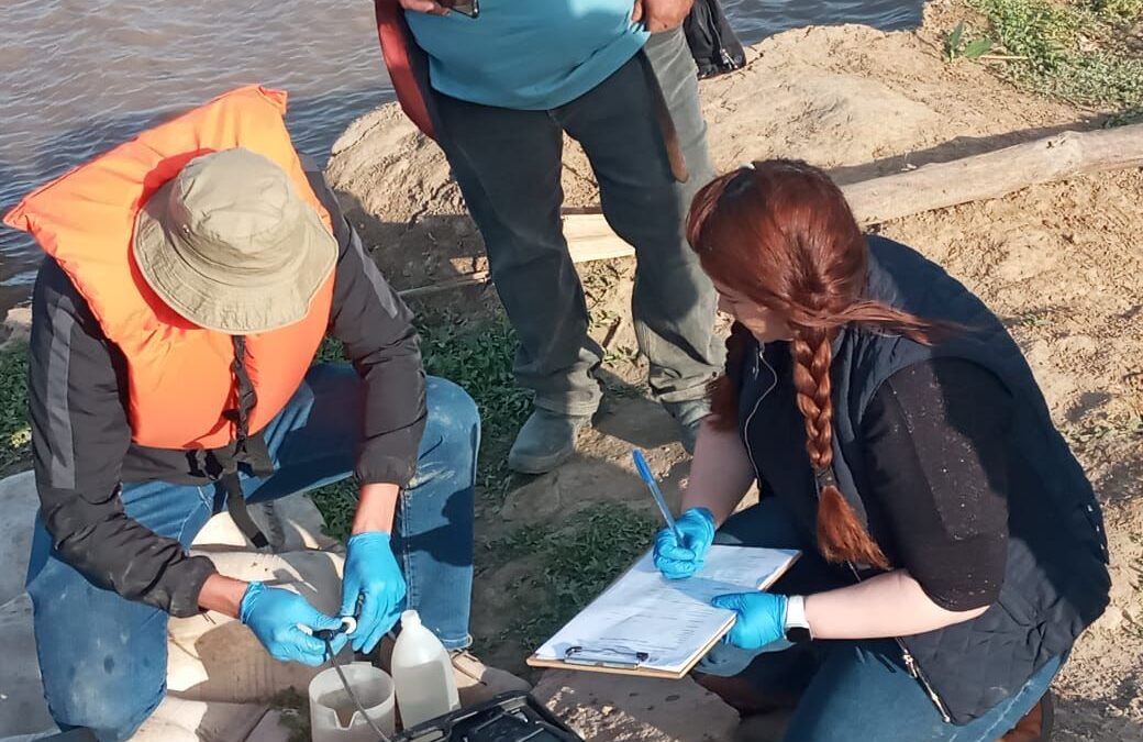 Pozo Hondo: Toman muestras de agua del Río Pilcomayo