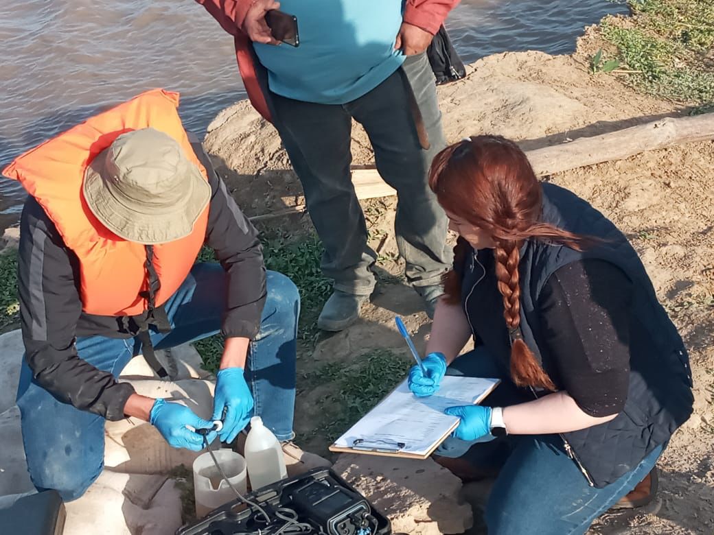 Pozo Hondo: Toman muestras de agua del Río Pilcomayo