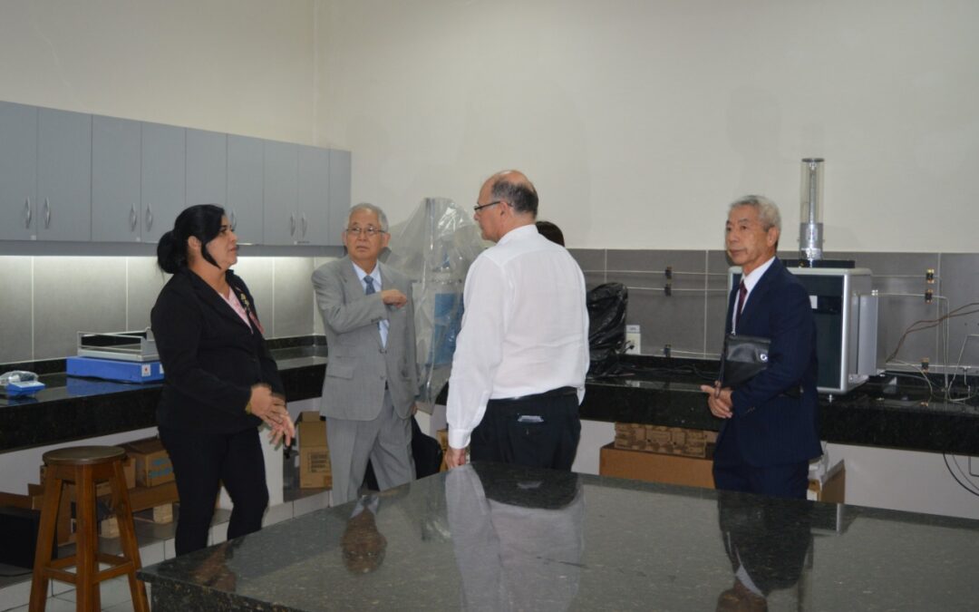 Comitiva japonesa visitó el Edificio de Laboratorio