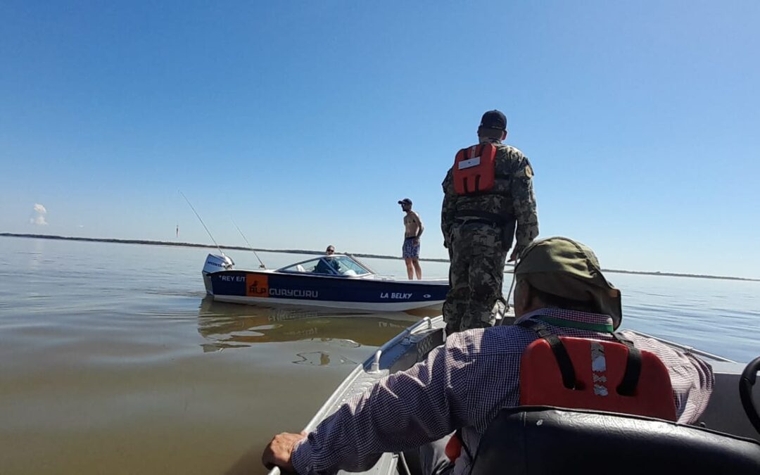 Veda Pesquera: Dos argentinos fueron sorprendidos pescando hacia el lado paraguayo