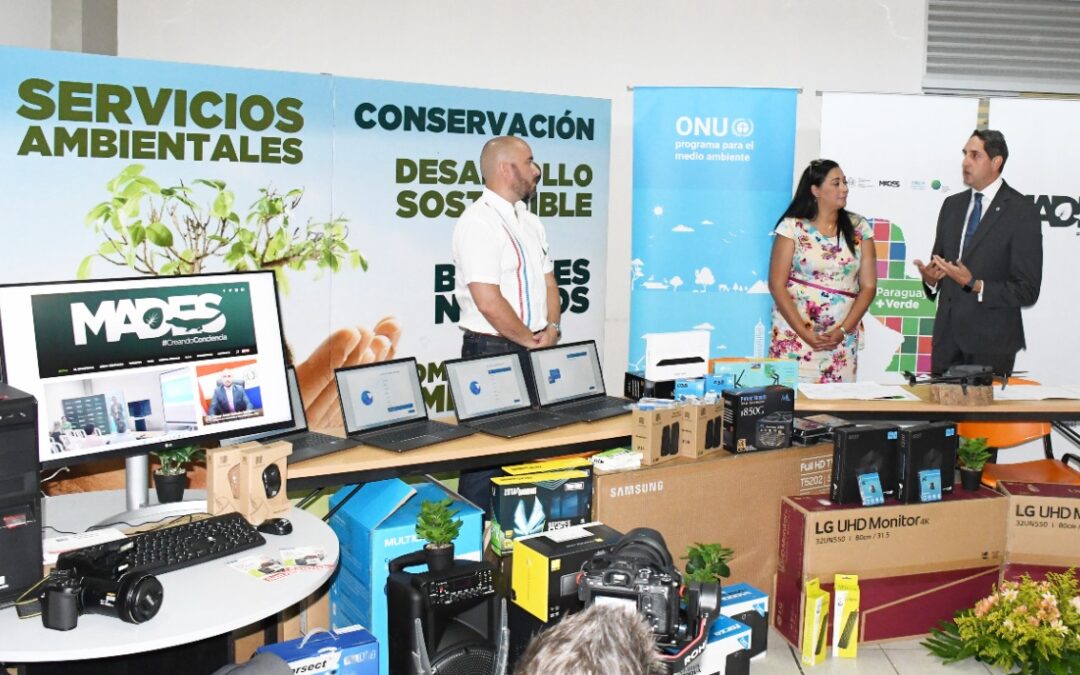 Entregan equipamientos a las direcciones de Servicios Ambientales y Geomática del MADES