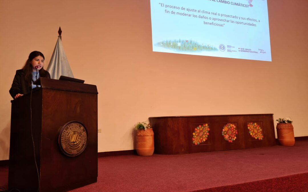 Socialización de políticas públicas y medidas de adaptación en la “Conferencia ambiental” de la Universidad Nacional de Asunción