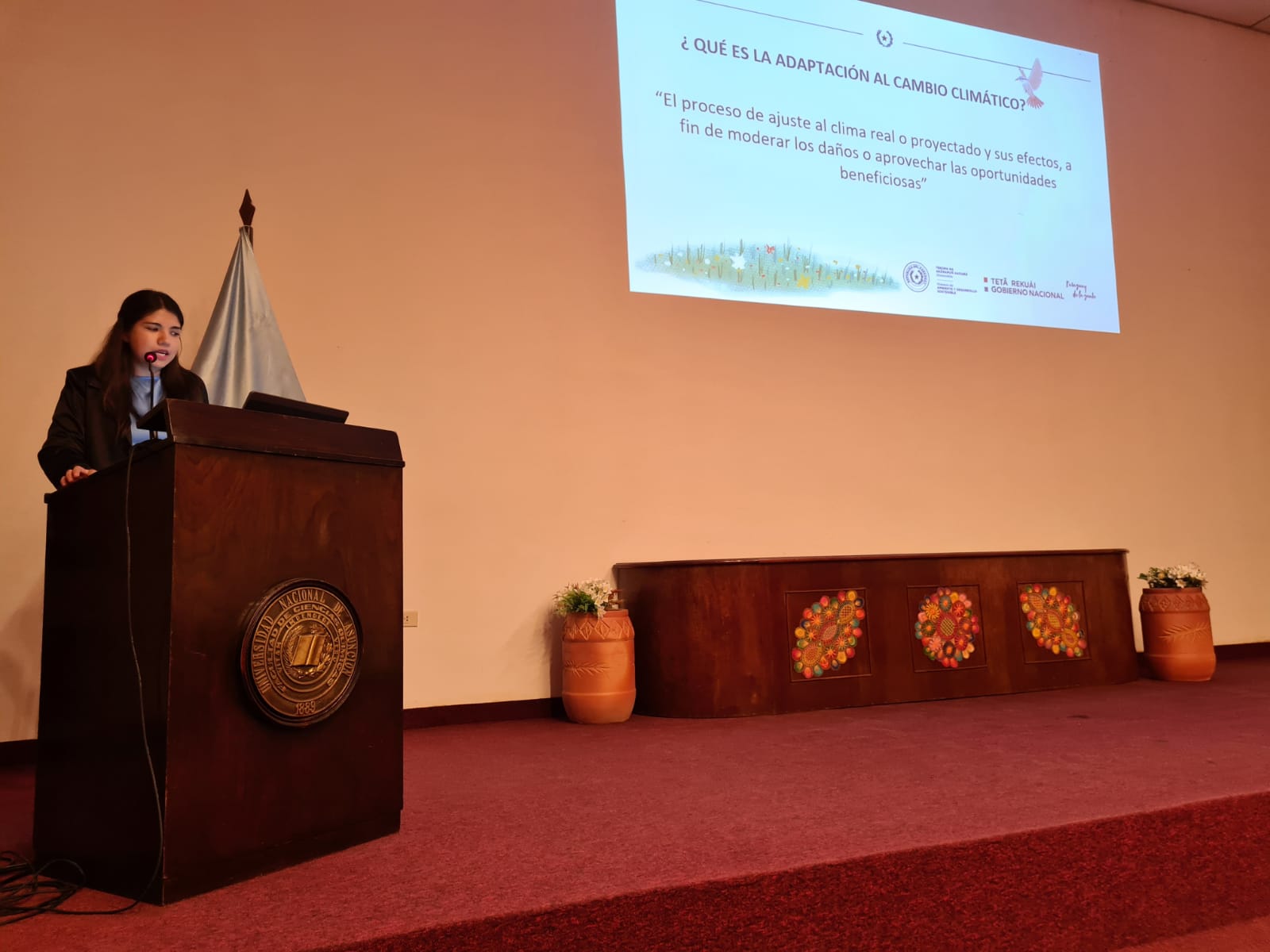 Socialización de políticas públicas y medidas de adaptación en la “Conferencia ambiental” de la Universidad Nacional de Asunción