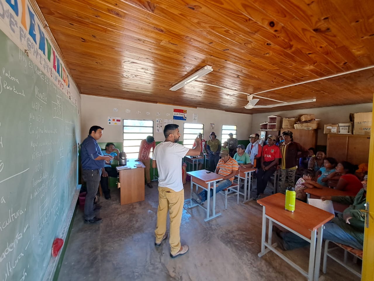 Presentación de técnico local y planificación de actividades del proyecto ABE Chaco en Campo Loa. Planificación y entrega de insumos a los pobladores de Pozo Hondo y Jasyendy