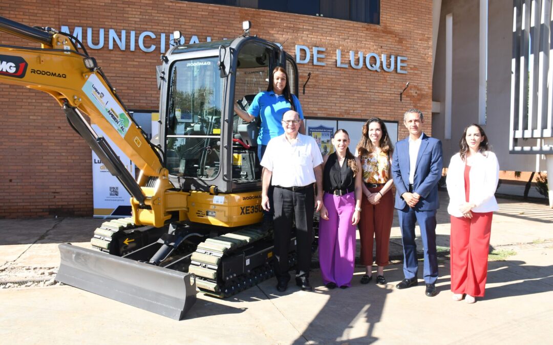 Mades entrega mini excavadora a la Municipalidad de Luque