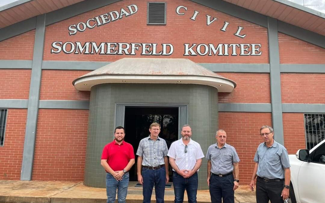 Ministro del Ambiente distinguido por productores de Campo 9