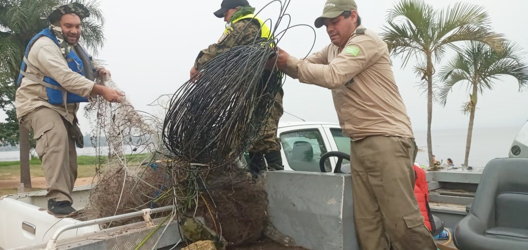 Mediante controles se extrajeron espineles y redes de monofilamento del Lago Ypacaraí