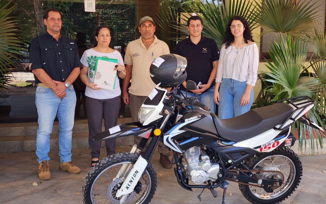 Guardaparques del Ybytyruzú reciben motocicleta para fortalecer la vigilancia y protección