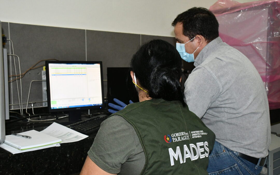 Técnicos del MADES se capacitan en tecnología para analizar carbono y nitrógeno en suelos
