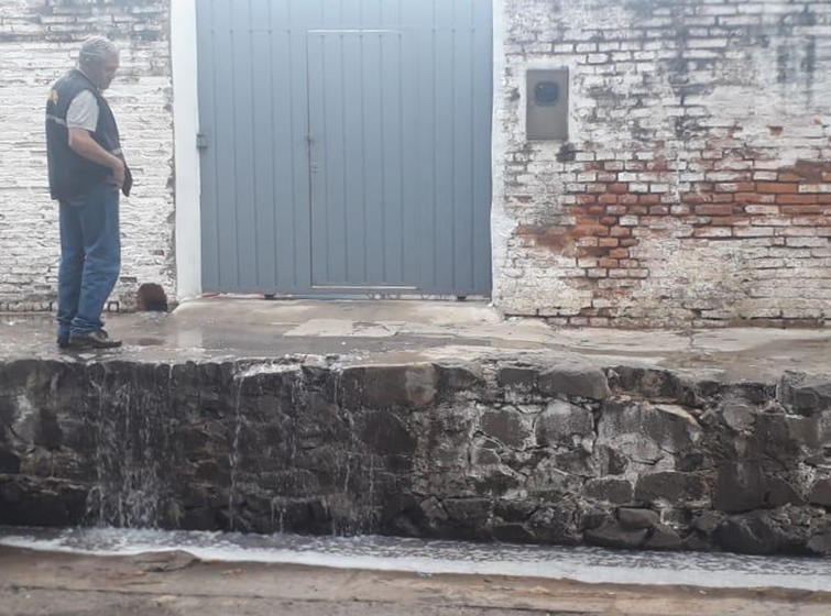 Tintorería y Lavandería fue intervenida por tirar sus efluentes sobre la vía pública