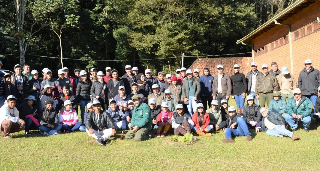 Jóvenes de Caazapá se capacitan sobre manejo de vivero forestal