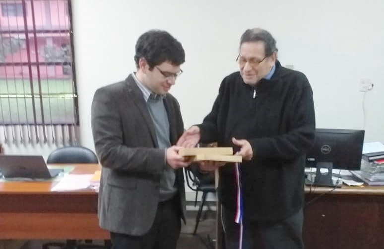 Reconocen a funcionario por su aporte a la cultura paraguaya