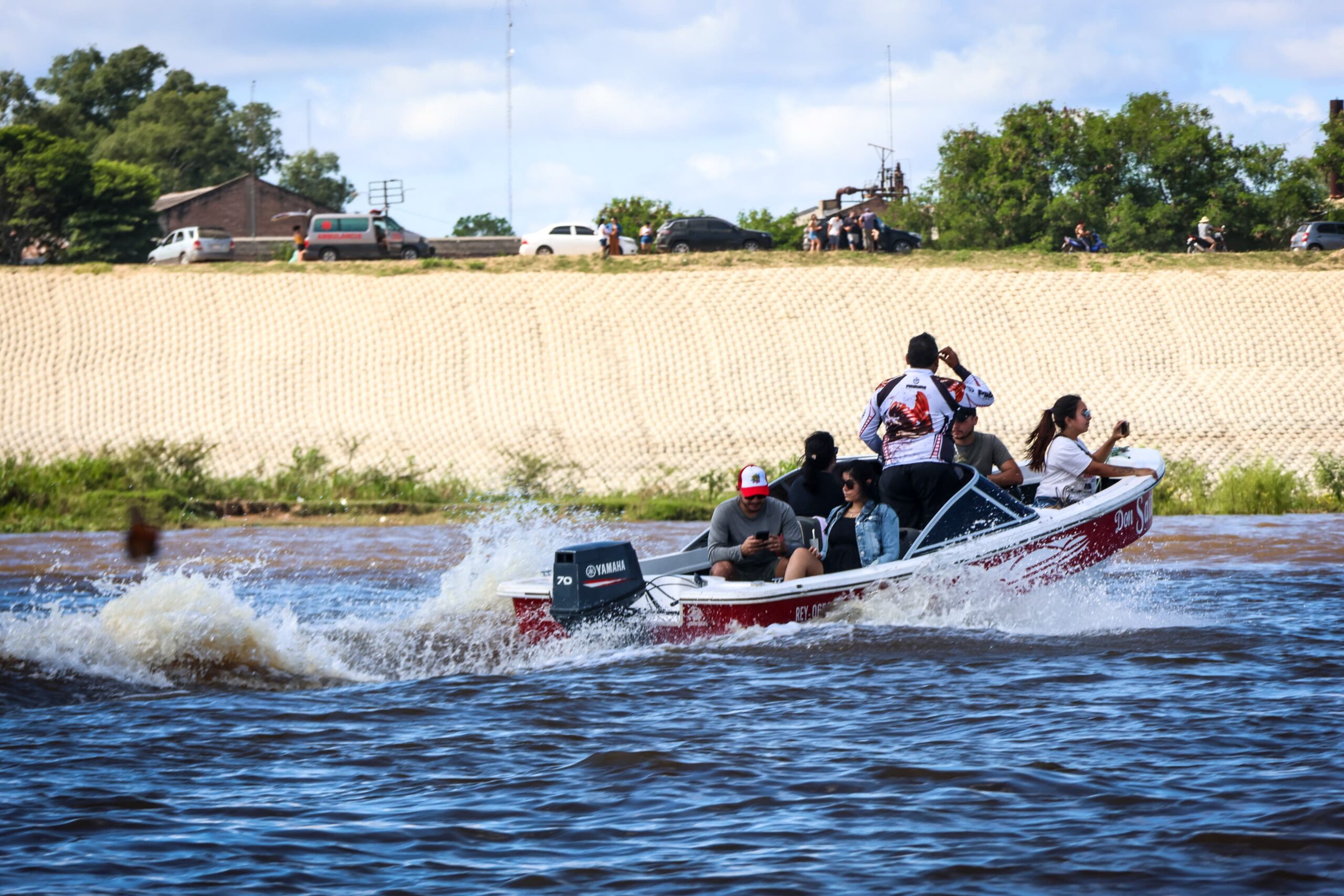 Controles del MADES durante torneo internacional de pesca en Pilar