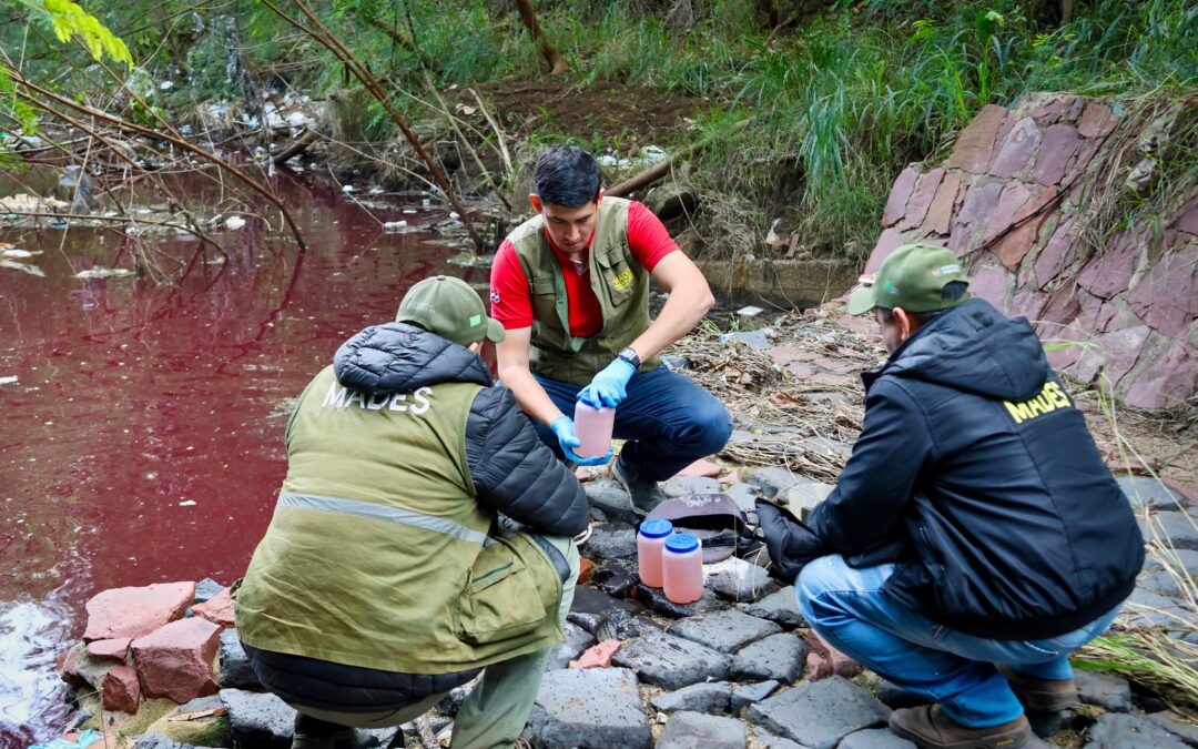 Fiscalizadores del MADES intervienen en caso de coloración en el arroyo Jaén