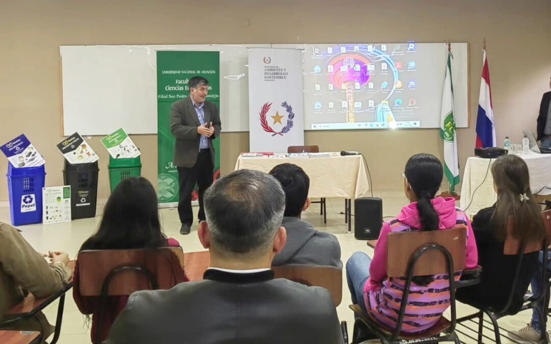 MADES capacita a universitarios de San Pedro sobre gestión adecuada de residuos