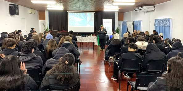 Jóvenes de Encarnación aprenden sobre gestión de residuos