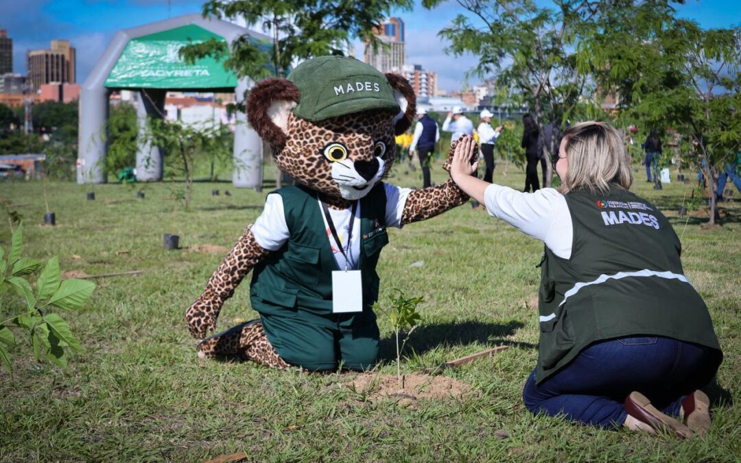 Compromiso ambiental: Plantan 2.000 árboles nativos para revitalizar la Costanera de Asunción