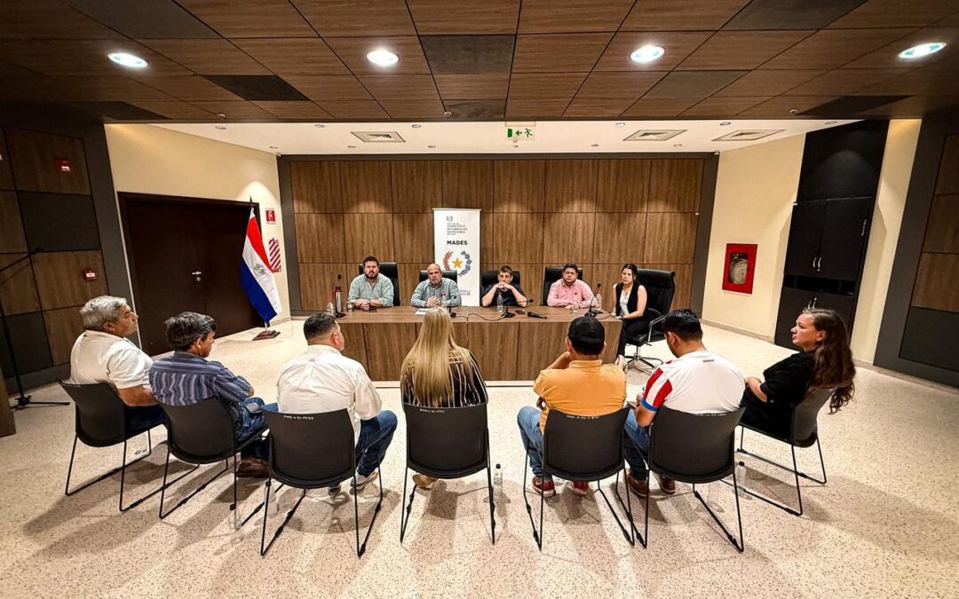 Autoridades del MADES recibieron a pobladores y concejales de Atyrá por caso de excavación de pozo artesiano