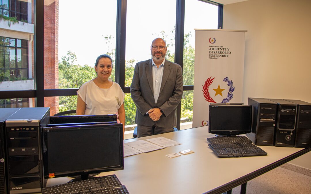 El MADES entregó equipos informáticos a centro educativo